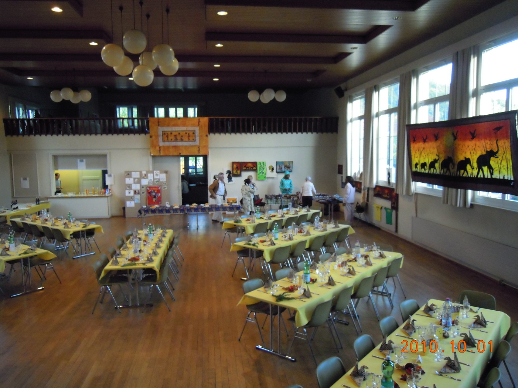 Une salle à manger prête à accueillir ses invités